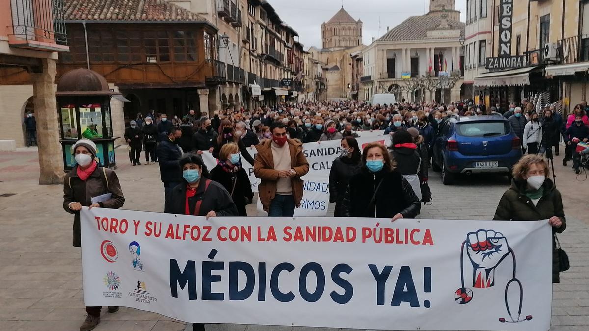 La manifestación en defensa de la sanidad recorre la Plaza Mayor de Toro