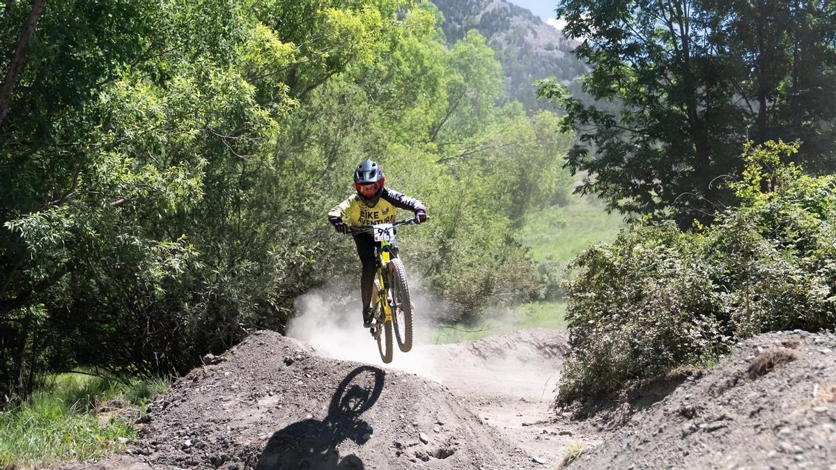Un rider en última prueba de la Copa de España DH que se disputó en la zona de Rincón del Cielo de Cerler.