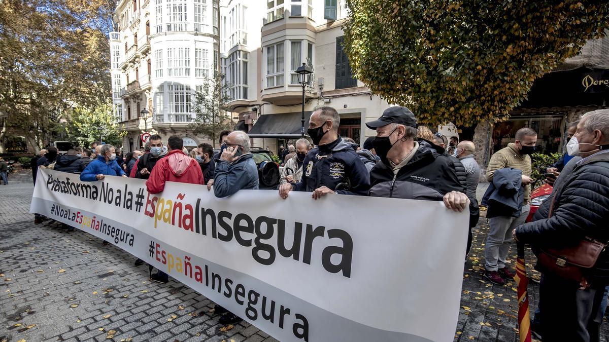 “No a la España insegura”: medio centenar de policías protestan contra la reforma de la ley de seguridad ciudadana