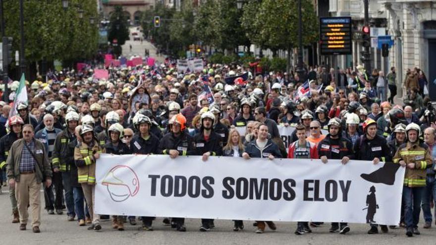 "Todos somos Eloy", claman los bomberos en Oviedo