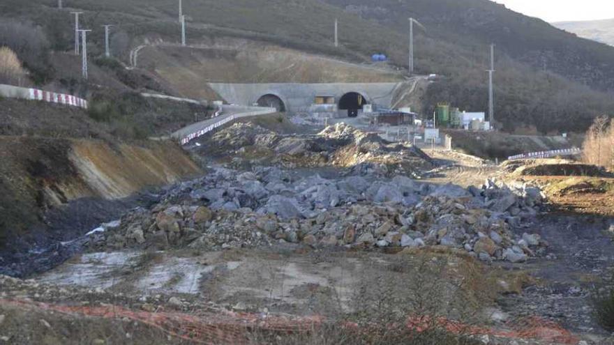 La paralización de los trabajos es evidente junto al túnel del AVE en el término de Requejo.