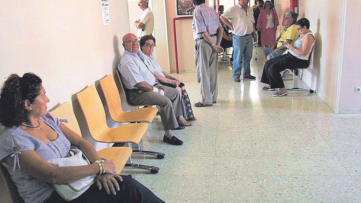 Zona de consultas en el centro de salud Urbano I de Mérida.