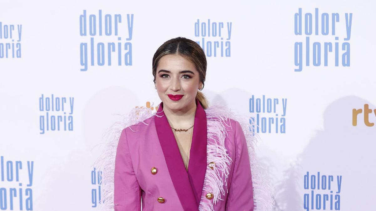 Lola Indigo con traje rosa en el estreno de 'Dolor y Gloria'