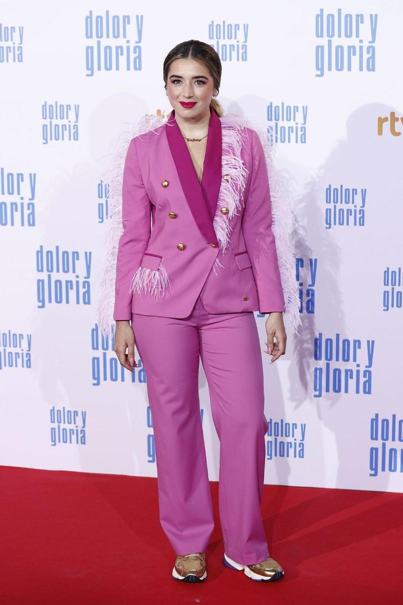 Lola Indigo con traje rosa en el estreno de 'Dolor y Gloria'