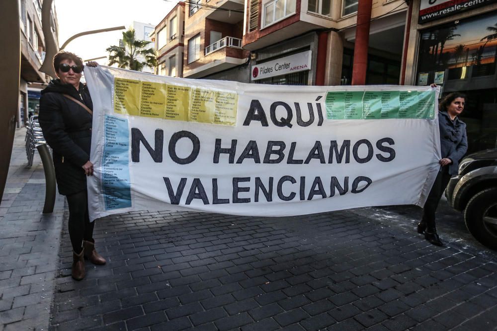 Docenas de padres secundan la protesta contra el decreto de Marzà del modelo educativo en Torrevieja y reclaman su derogación en una prortesta que ha recorrido las calles de la ciudad