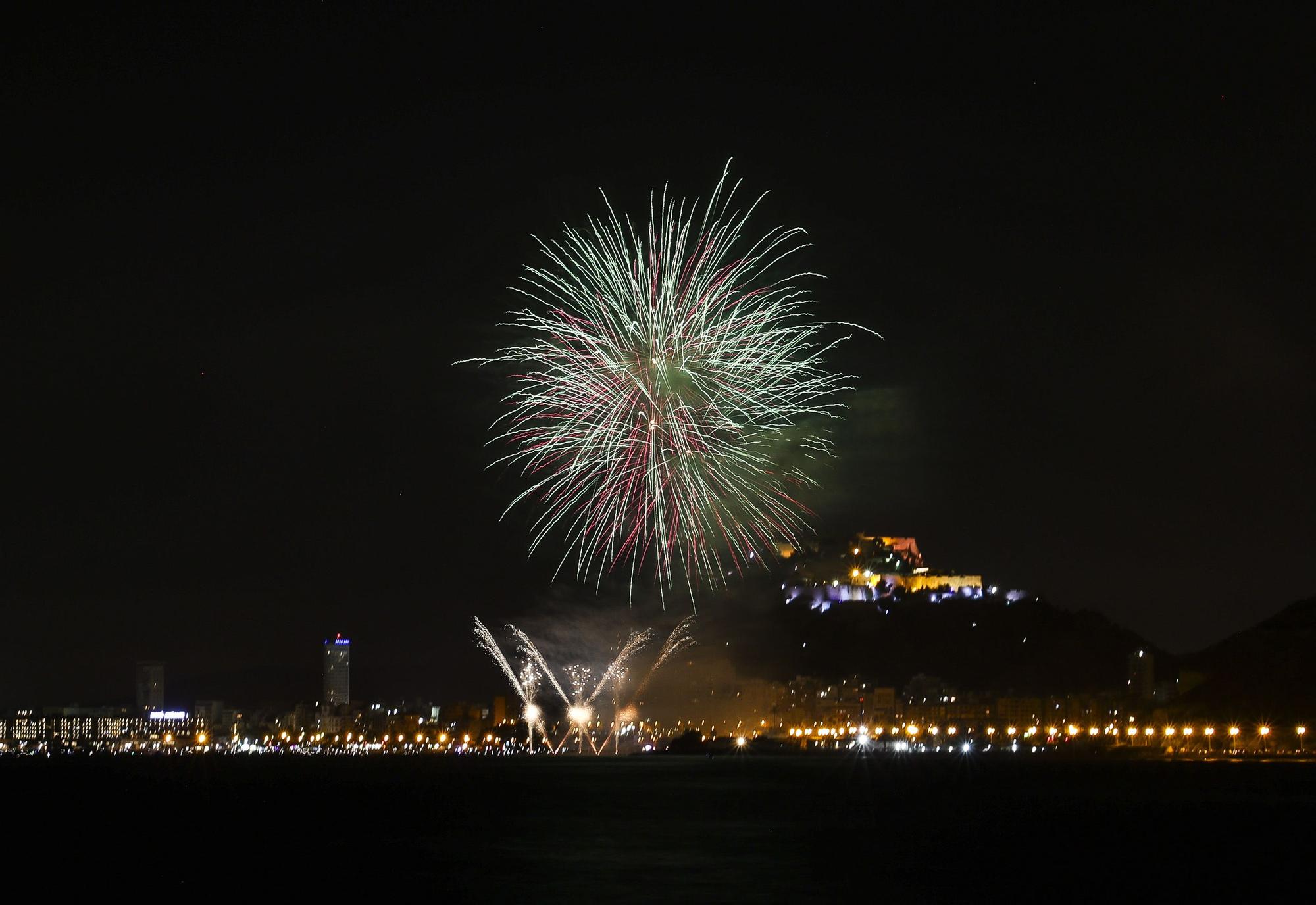 HERMANOS FERRÁNDEZ CIERRA EL CONCURSO DE FUEGOS ARTIFICIALES EN LA PLAYA DE COCÓ