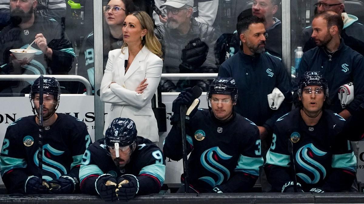 Jessica Campbell, en su debut como asistente en la NHL