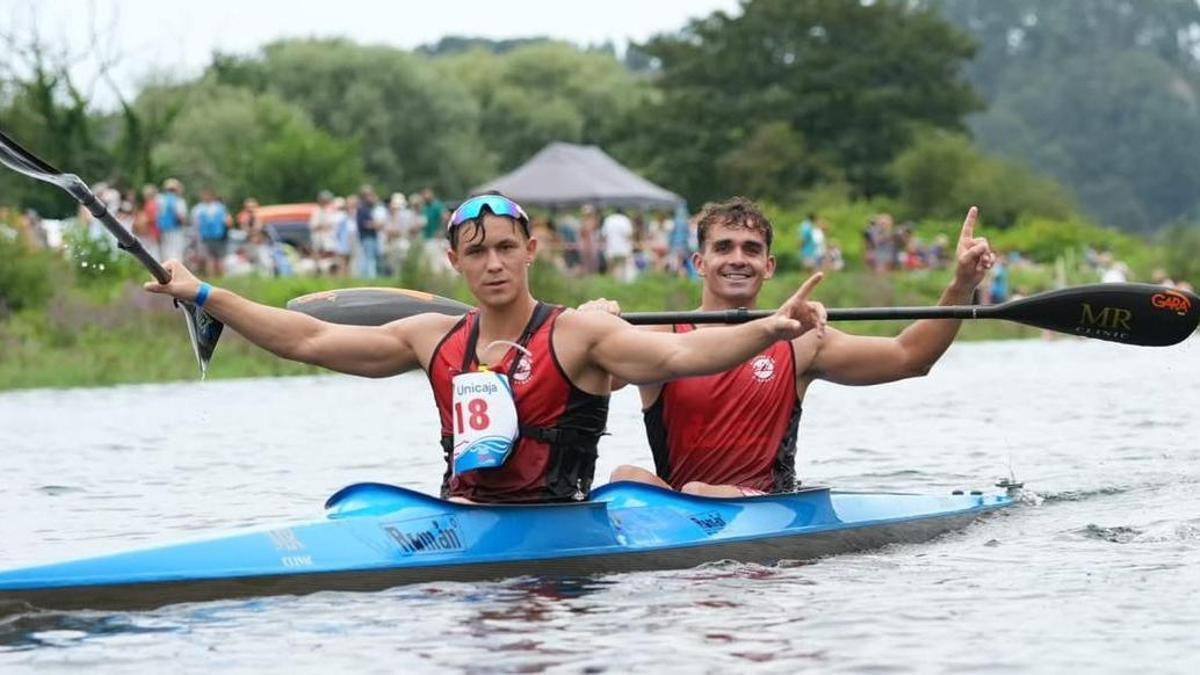 Marc Martínez y Mario Masiá en su piragüa tras la competición.