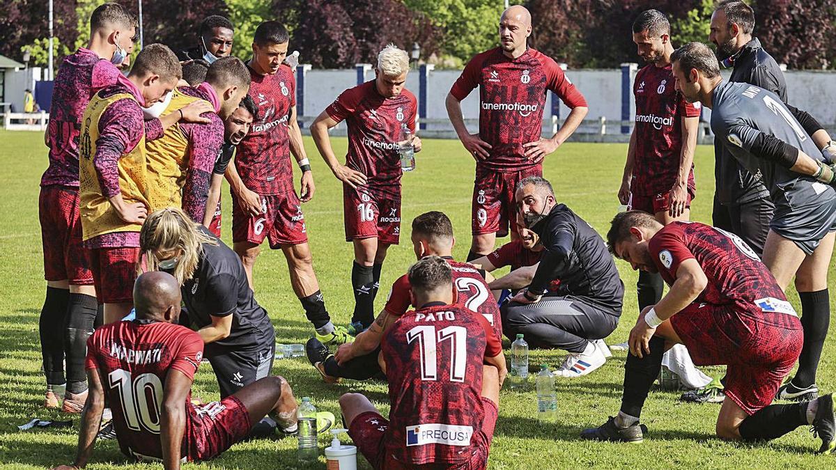 Los jugadores del Avilés, con el técnico Rueda de cuclillas en el centro, en el partido del pasado domingo ante el San Martín en El Florán. | Irma Collín