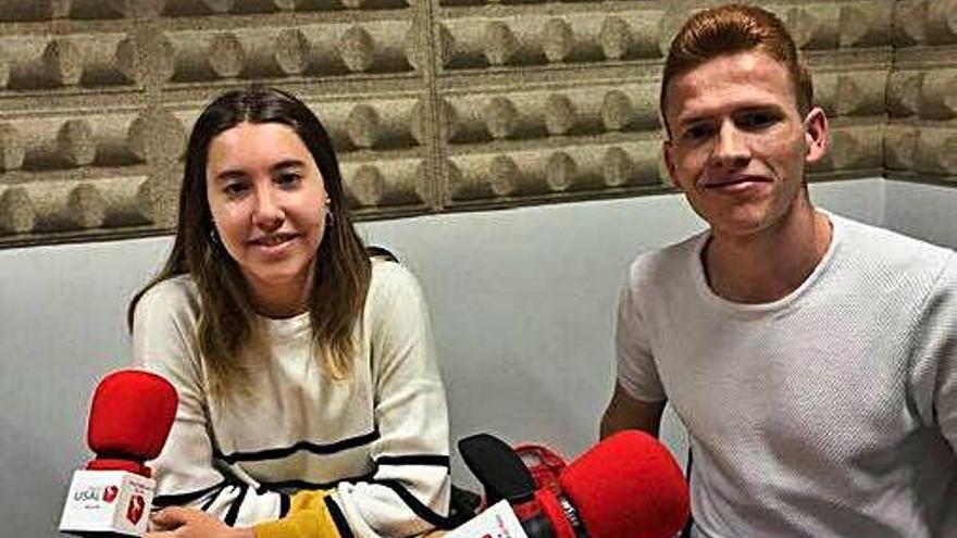 Jonathan Pérez, junto a su compañera Laura, en la radio de la Universidad de Salamanca.