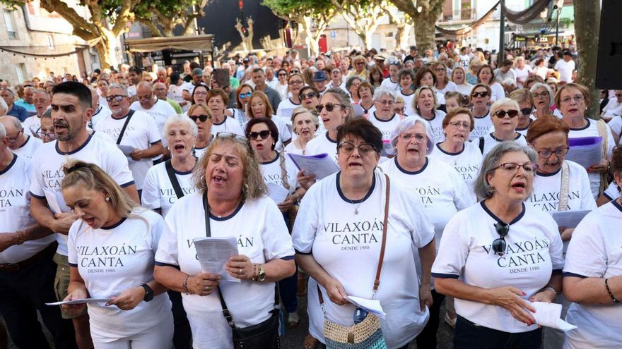 Cada vez son más las personas que quieren sentirse parte del coro popular de Vilaxoán. | Noé Parga