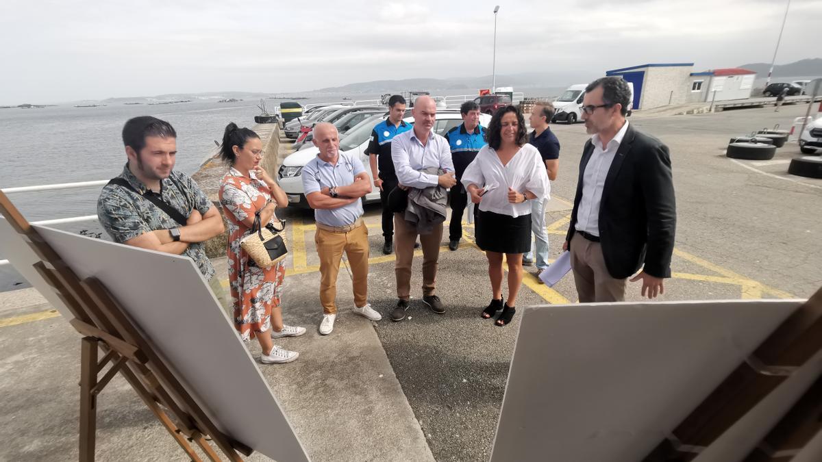 Un momento de la visita de hoy de la presidenta de Portos de Galicia, Susana Lenguas, a Bueu.