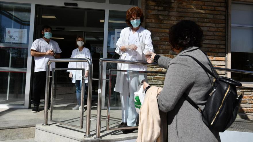 Sanitarios con mascarillas en la puerta de un ambulatorio, ayer en Pontevedra. // G. Santos