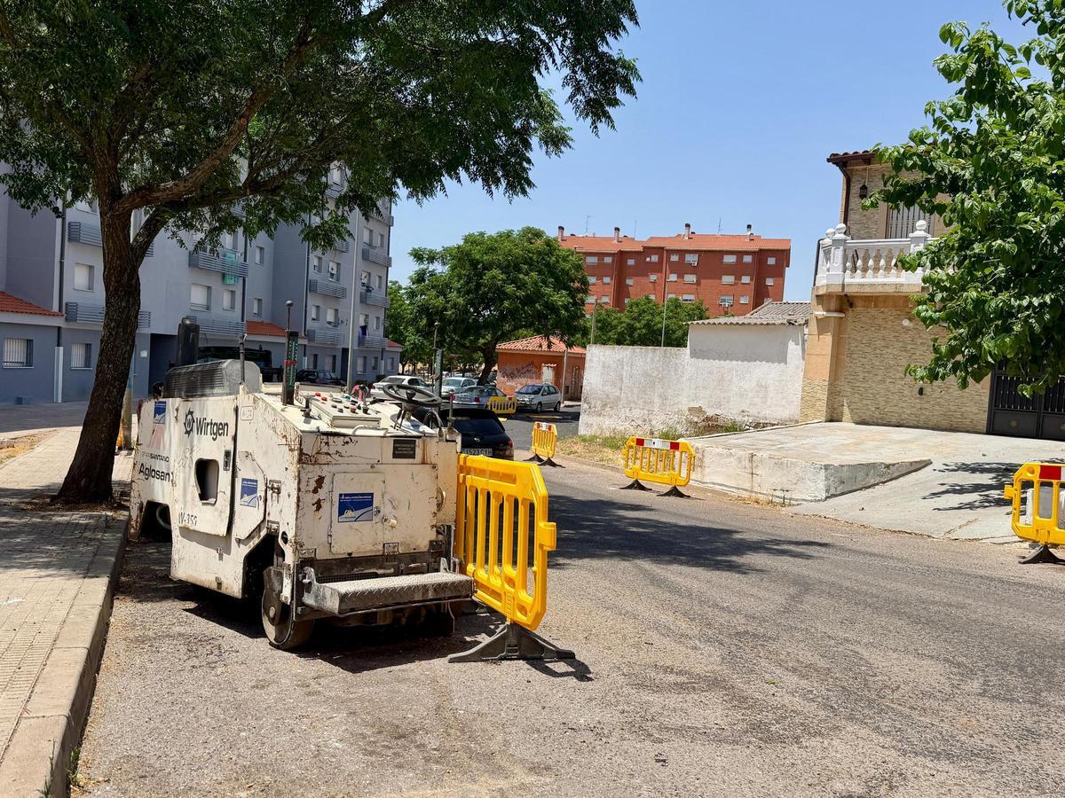 Maquinaria y vallas de obra durante los trabajos de asfaltado en las calles de Aldea Moret.
