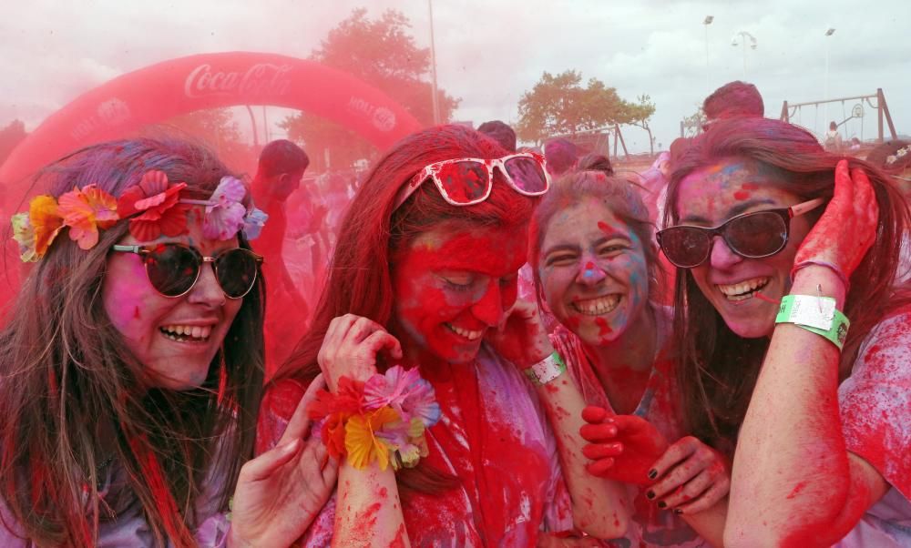 Miles de "corredores" participan en una nueva edición de la Holi Run en Vigo