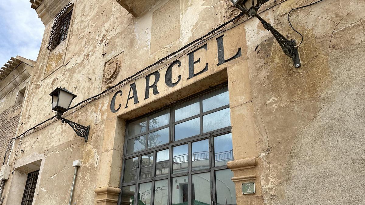 Puerta principal de la antigua Cárcel de Lorca.