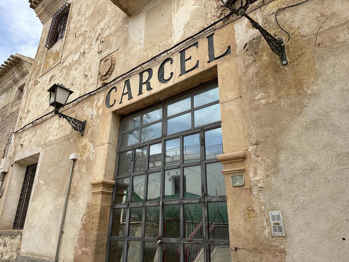 Puerta principal de la antigua Cárcel de Lorca.