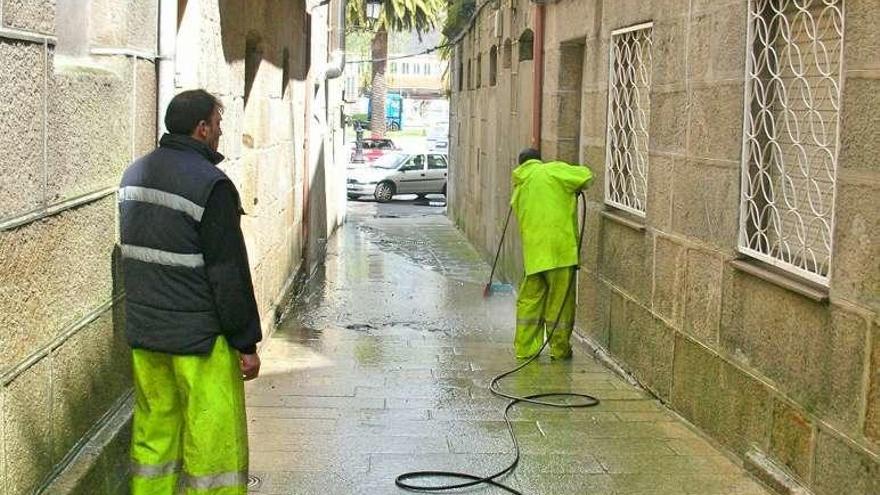 Tareas de limpieza en una calle de Cantodarea. // S. Álvarez