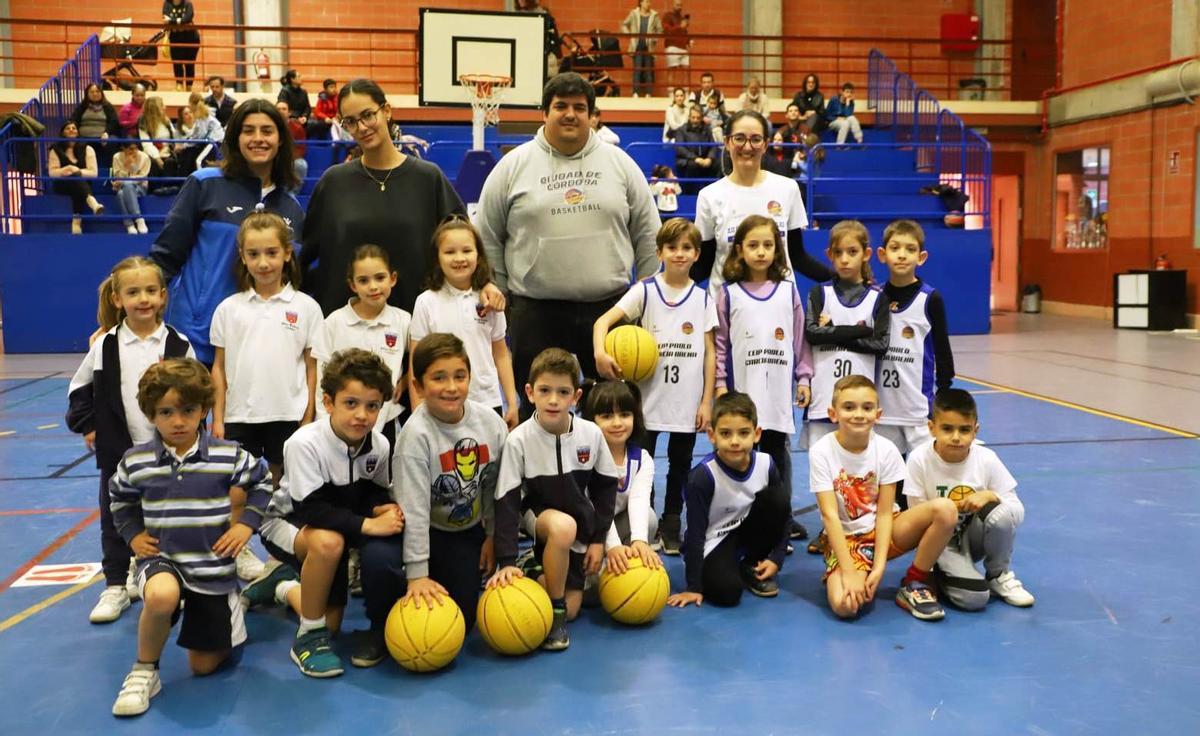 Jugadores y técnicos participantes en un partido de los Juegos Deportivos Municipales.