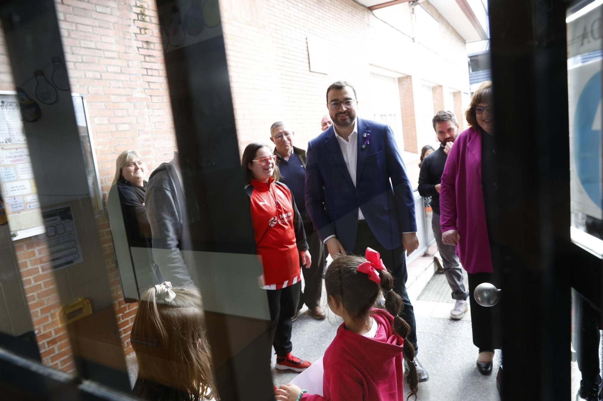 La visita de Adrián Barbón al colegio Lloréu, en Gijón