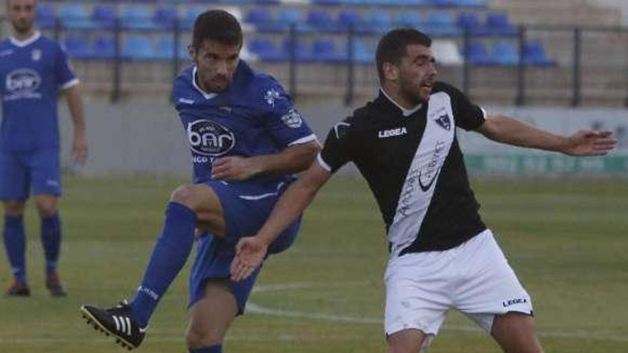 Salva, de azul, en un partido del Puertollano.