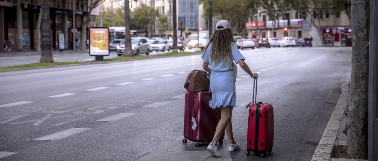 Una turista caminando por el centro de Palma.