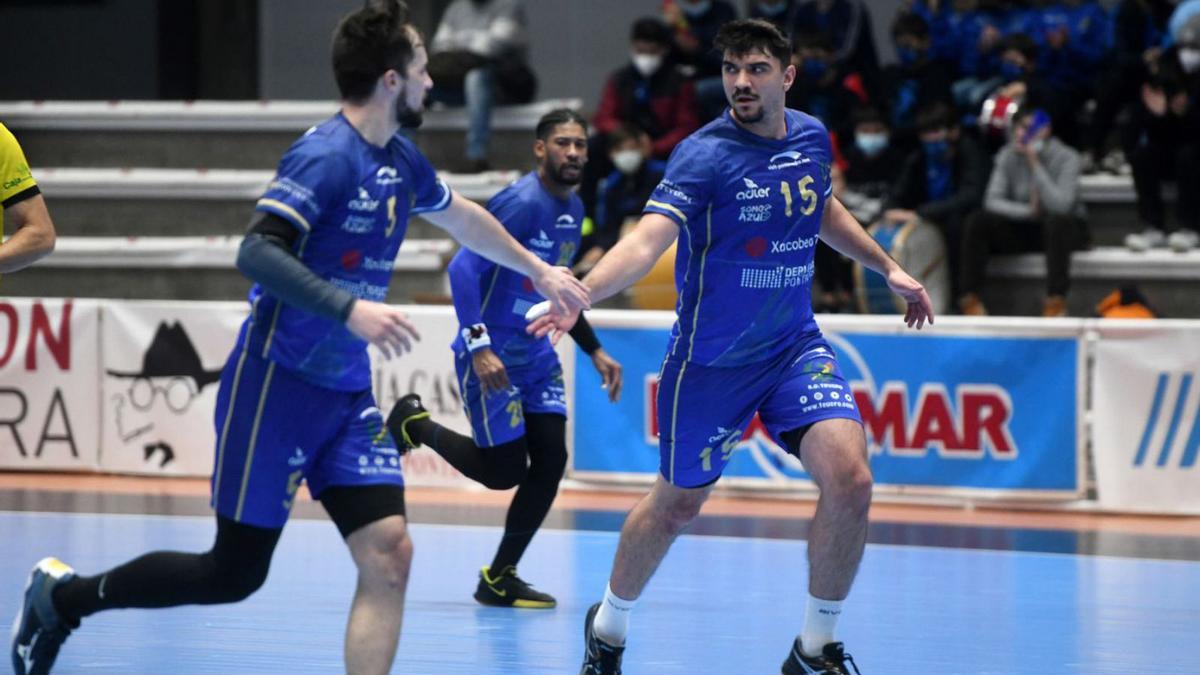 Dzokic y Herrera celebran uno de los tantos anotados ayer. |  // GUSTAVO SANTOS