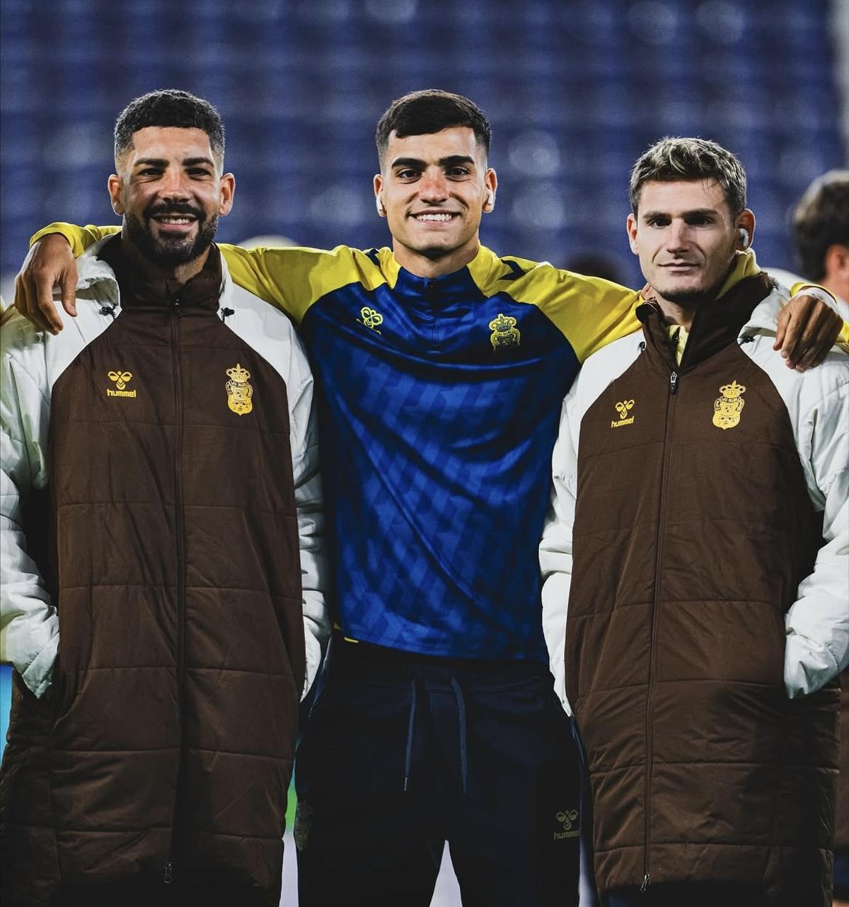 En el centro de la imagen, Ale García posa junto a Suárez y Cristian antes del duelo en Zorrilla