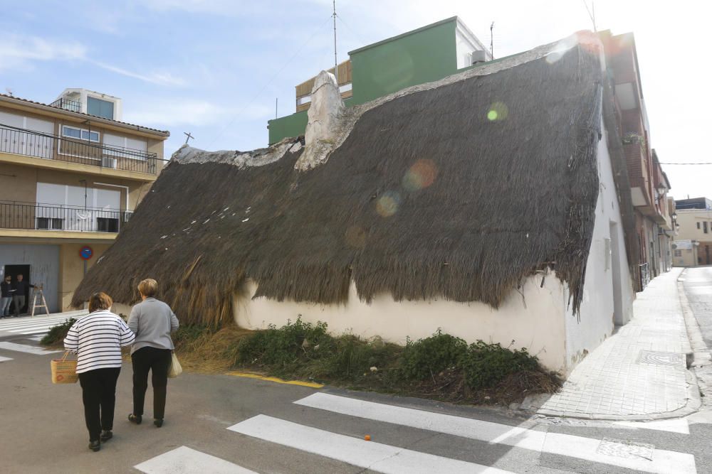 Deterioro de la barraca más antigua de El Palmar