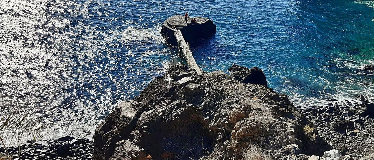 El actual embarcadero de la playa de la desembocadura del barranco de Masca aprovecha un pequeña roca.