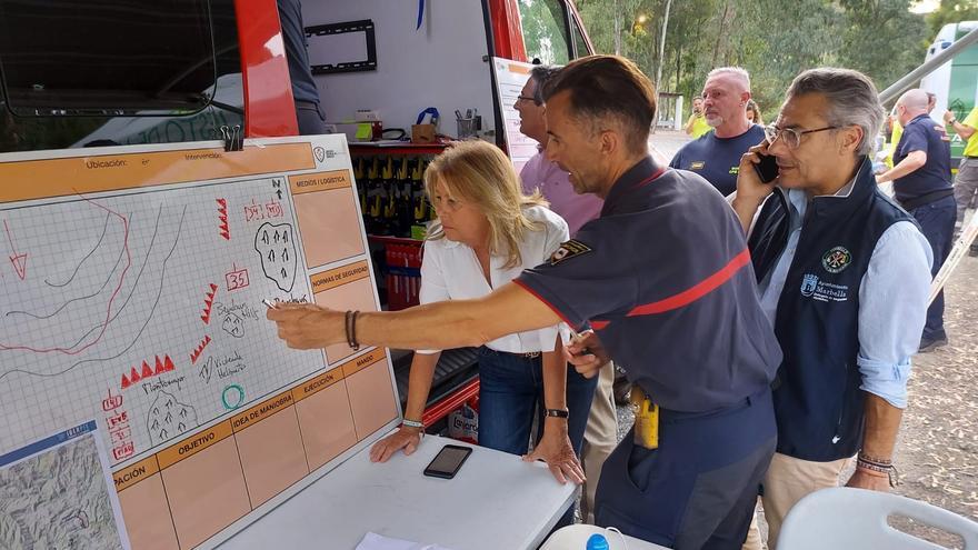 La alcaldesa de Marbella, Ángeles Muñoz, en el puesto de mando avanzado desplegado por el incendio en Pujerra