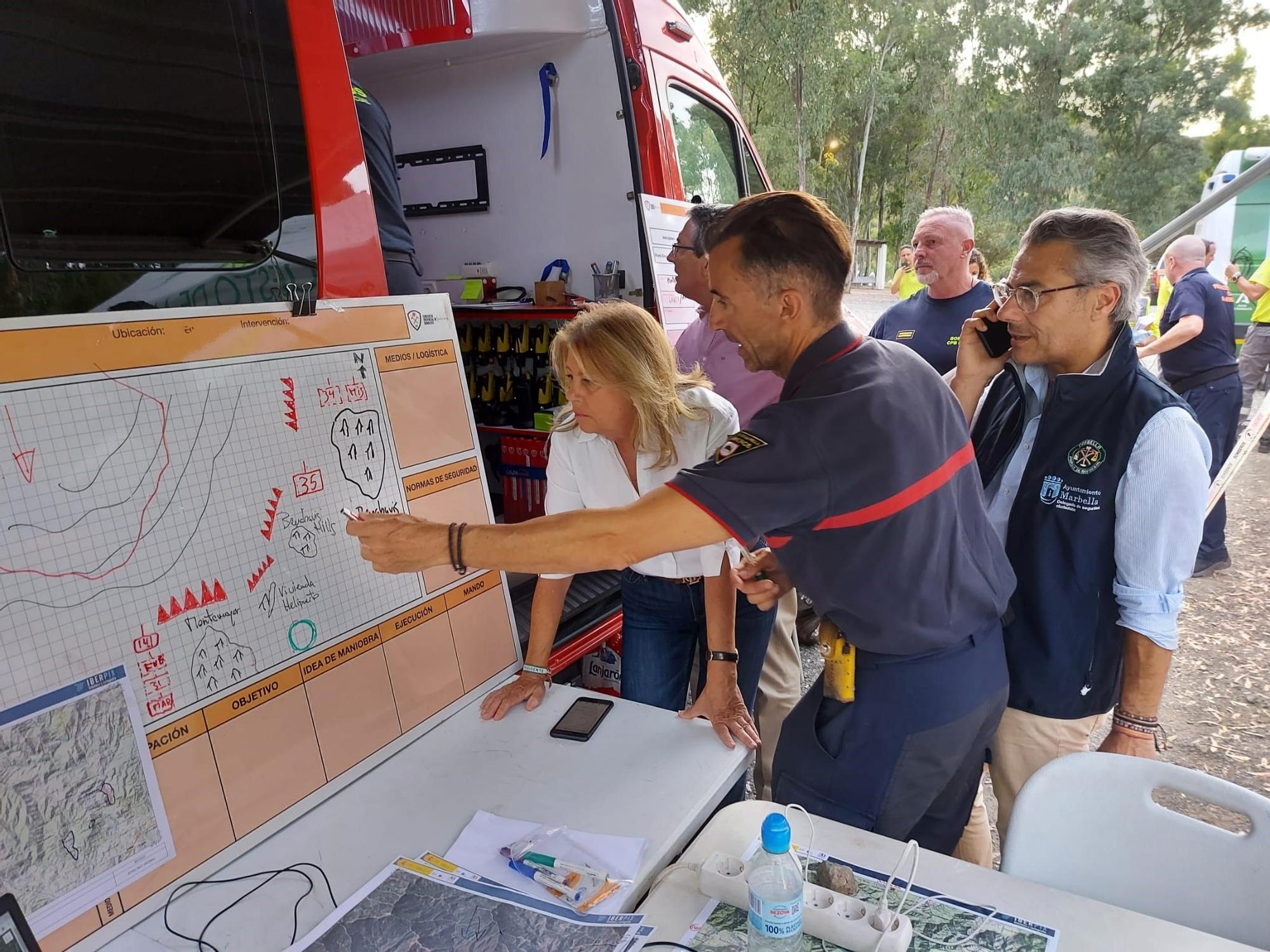 La alcaldesa de Marbella, Ángeles Muñoz, en el puesto de mando avanzado desplegado por el incendio en Pujerra