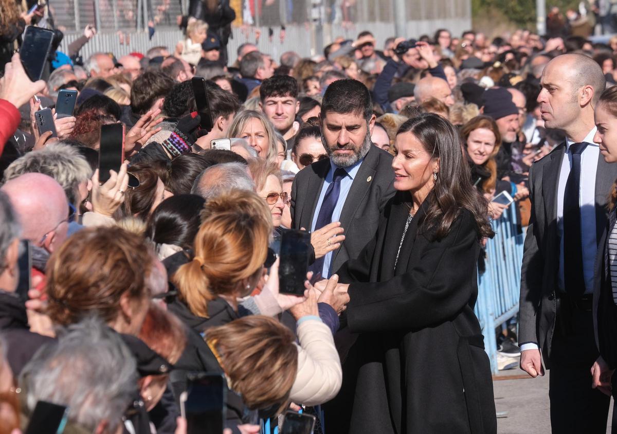 Recibimiento por todo lo alto y con gritos de "guapa" a la reina Letizia en Petrer