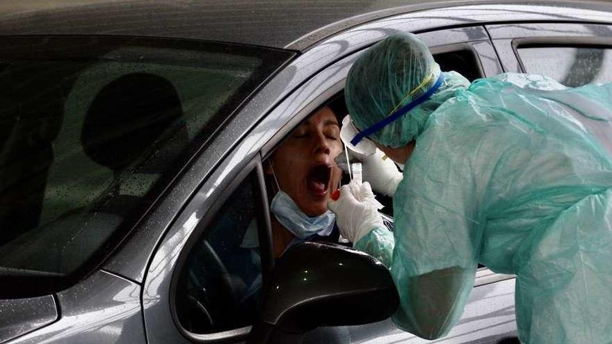 Un sanitario hace una prueba a una sospechosa de Covid-19 en Pontevedra.  // Rafa Vázquez