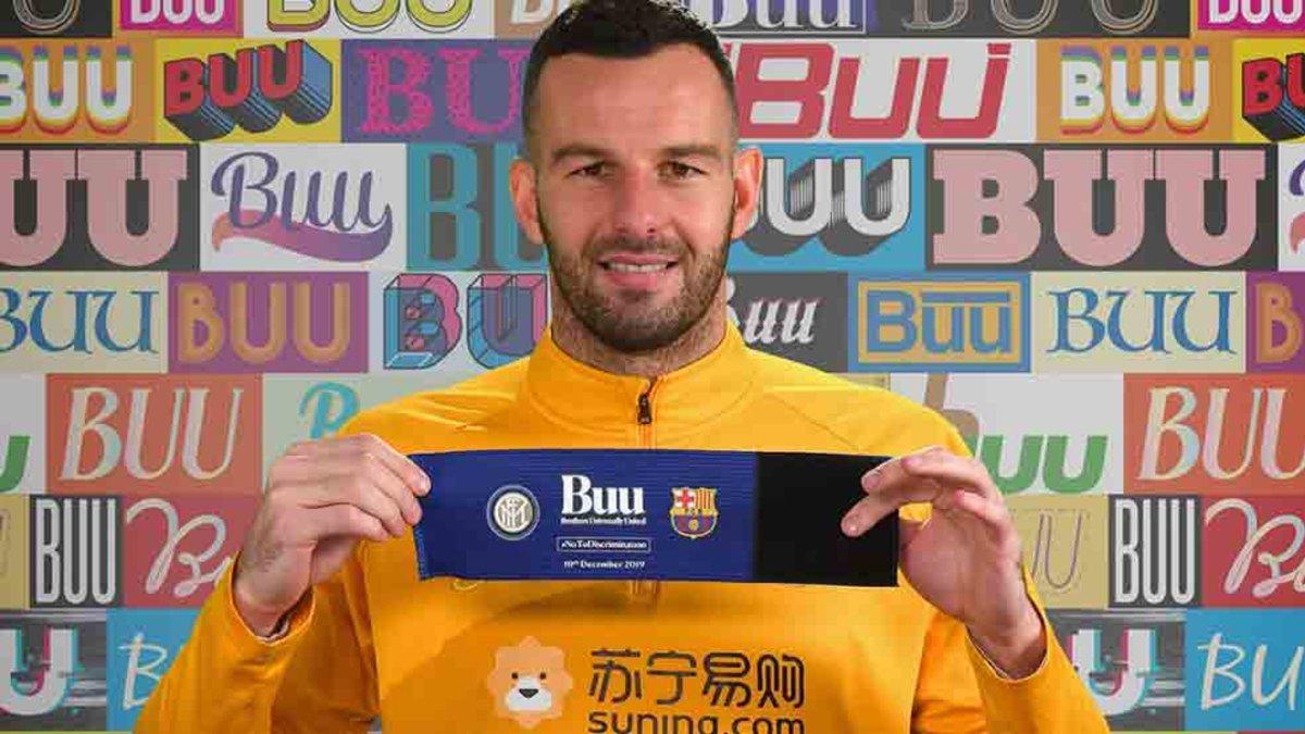 El capitán del Inter, Samir Handanovic, mostrando el brazalete contra la discriminación