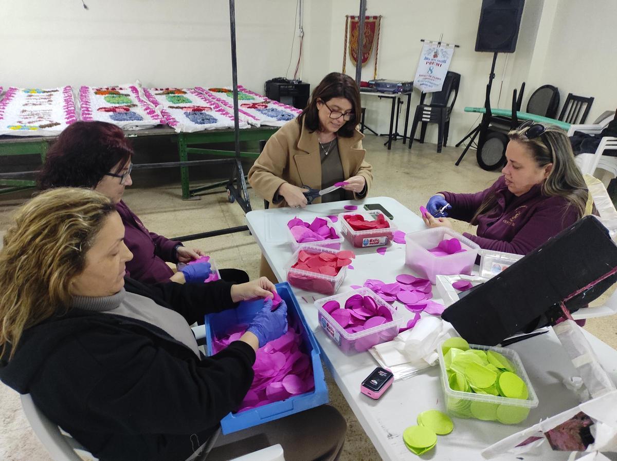 Un grupo se dedica a separar por colores el 'paperet', el elemento principal para decorar la carroza