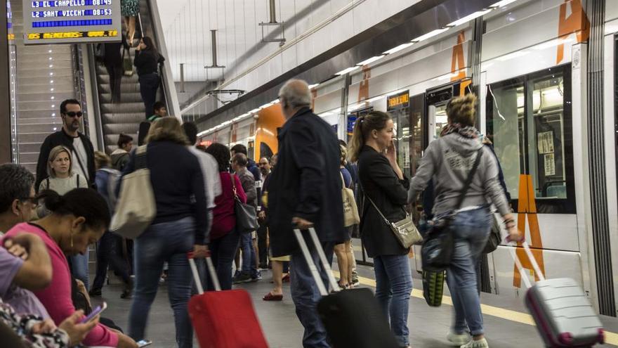 Usuarios del TRAM en la estación de Luceros.