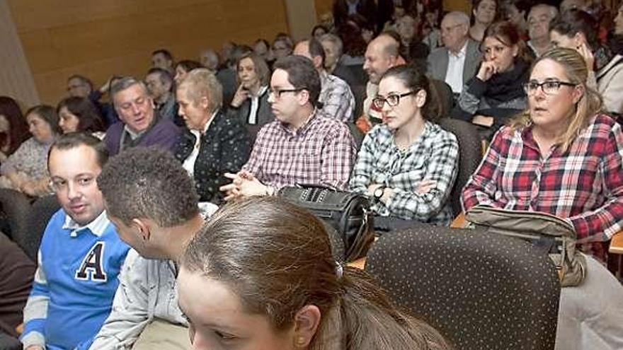 Asistentes, ayer, a la charla sobre educación en el centro universitario.