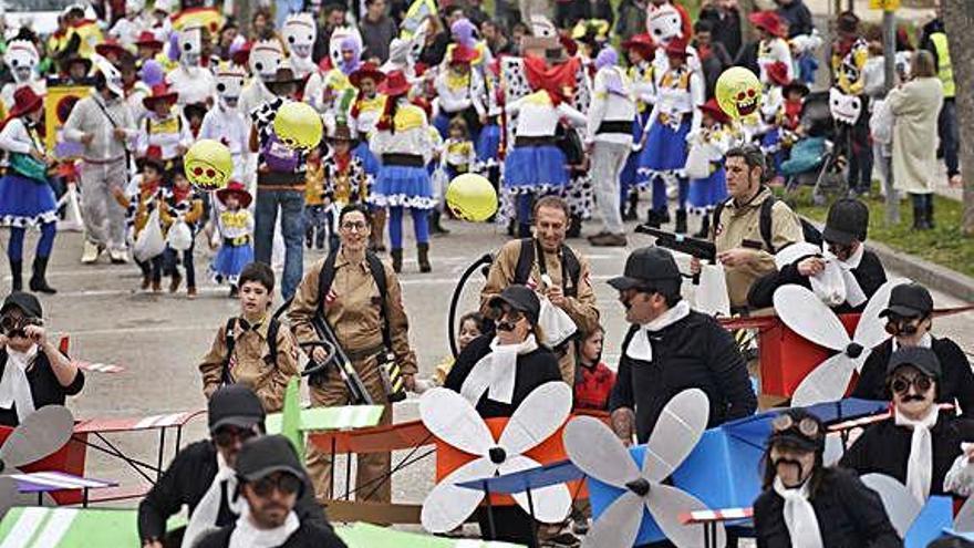 El barri de Fontajau de Girona ja va començar a celebrar el Carnaval amb una desfilada dissabte passat.