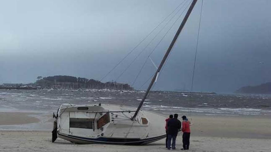 El velero varado en la playa de Santa Marta. // Ricardo Grobas