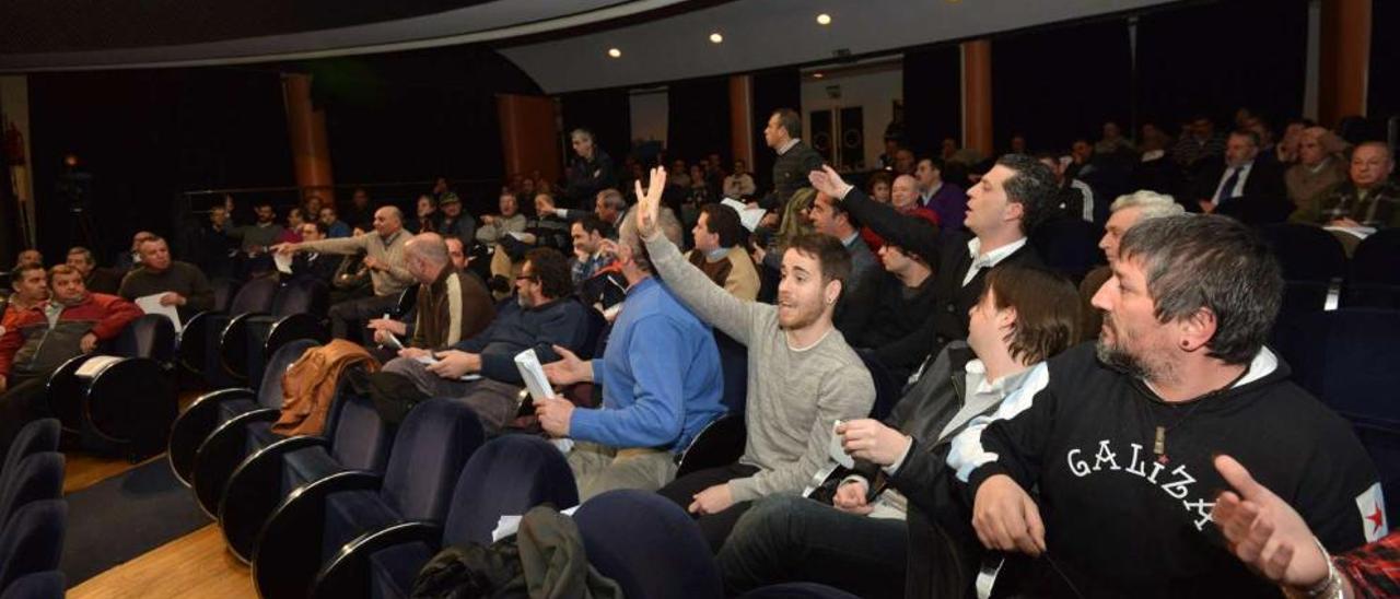 Los accionistas durante la última junta celebrada en el Teatro Principal.