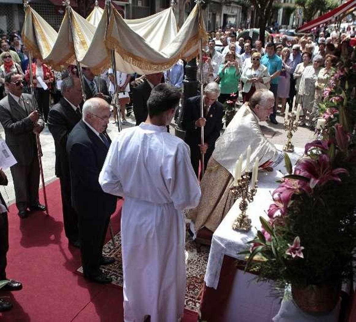 El Corpus Christi llena templos y calles de color