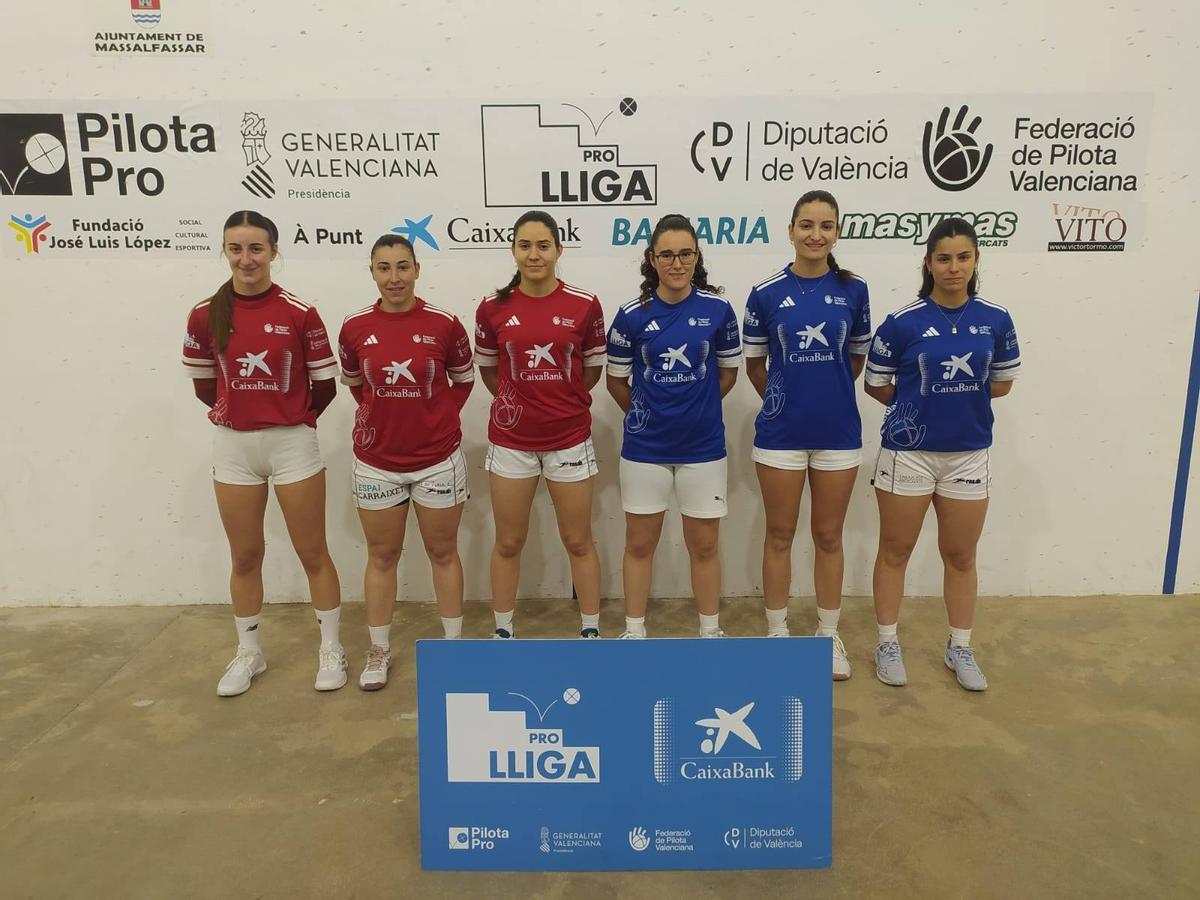 Els equips de Beniflà, de roig, i Tavernes, de blau