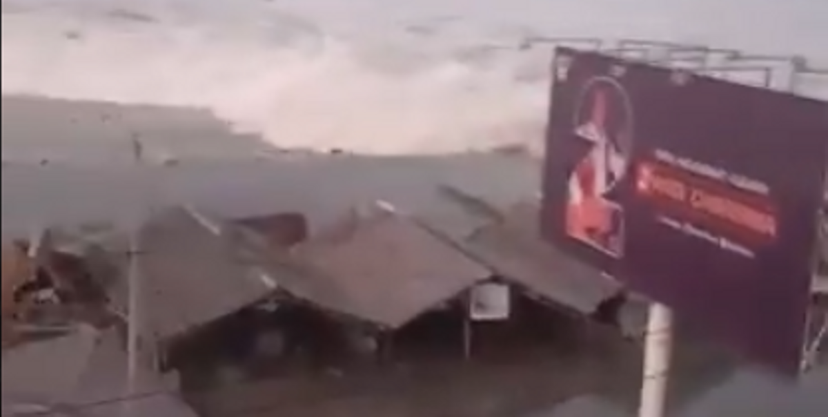 Un vídeo muestra el tsunami en Indonesia.