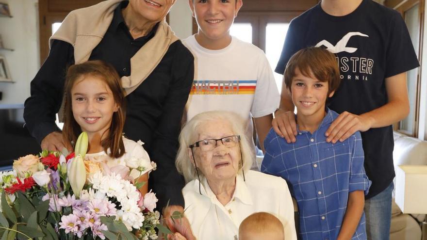 Antonina Bordas Bigorra amb la família i amb el regidor Berloso.