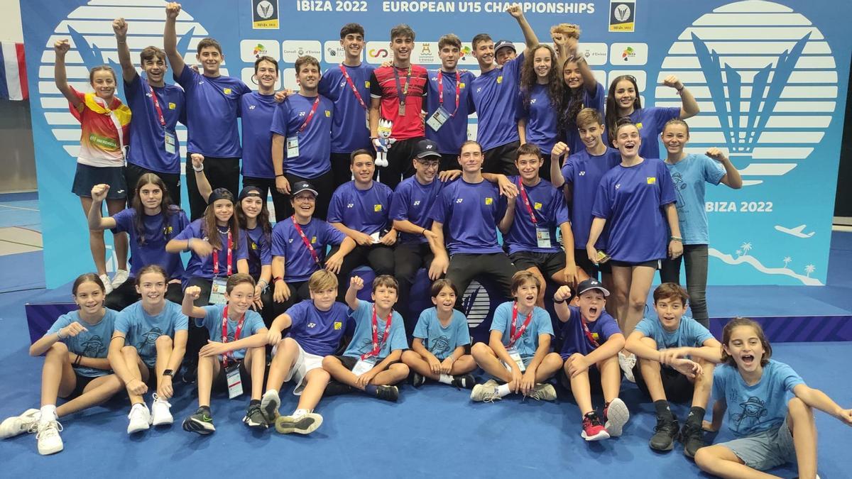 Multitud de jóvenes jugadores de Bádminton Ibiza.