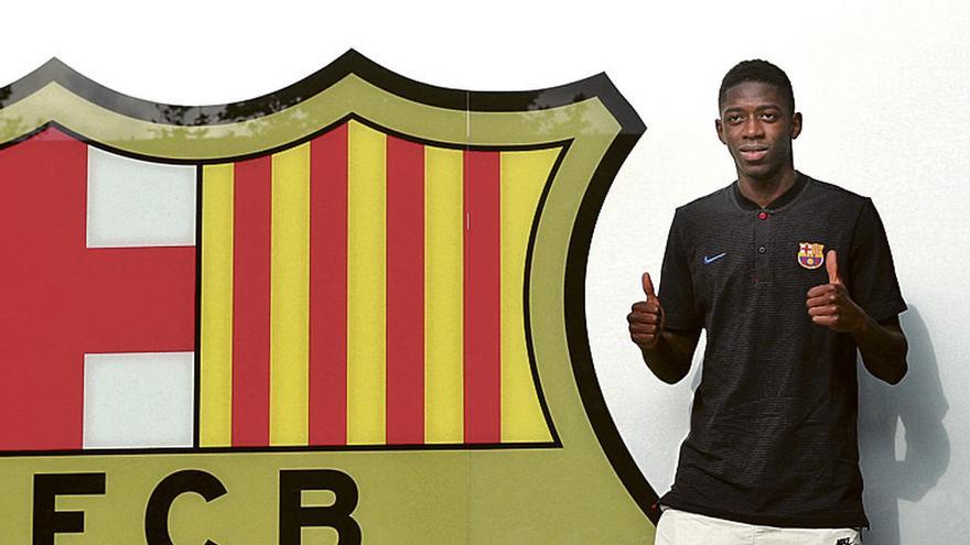 Dembélé posa frente al escudo del FC Barcelona, ayer.