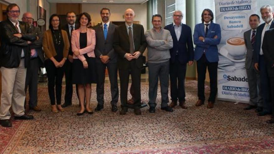 En la foto, de izquierda a derecha, aparecen Jaime Olascuaga, (Asaja-Balears); Joan Ripoll (Eroski); Jerónima Bonafé (Ucabal); Tomeu Matemales (Banco Sabadell); Gabrielle Ripoll (Agroilla); José Antonio Morante (Segmento Agrario del Banco Sabadell); el director de Diario de Mallorca, Pedro Pablo Alonso; Guillem Adrover (Agroïlla); José Luis Roses (bodegas José Luis Ferrer); Biel Coll (Quely); Toni Monjo (Mercapalma); Pedro Ballester (Banco Sabadell); José Manuel Atiénzar (Editora Balear); Bárbara Ordás (Mercadona); y el gerente de Diario de Mallorca, Sebastián Oliver. Posteriormente se sumó Joan Pocoví, propietario de Cárnicas Pocoví.