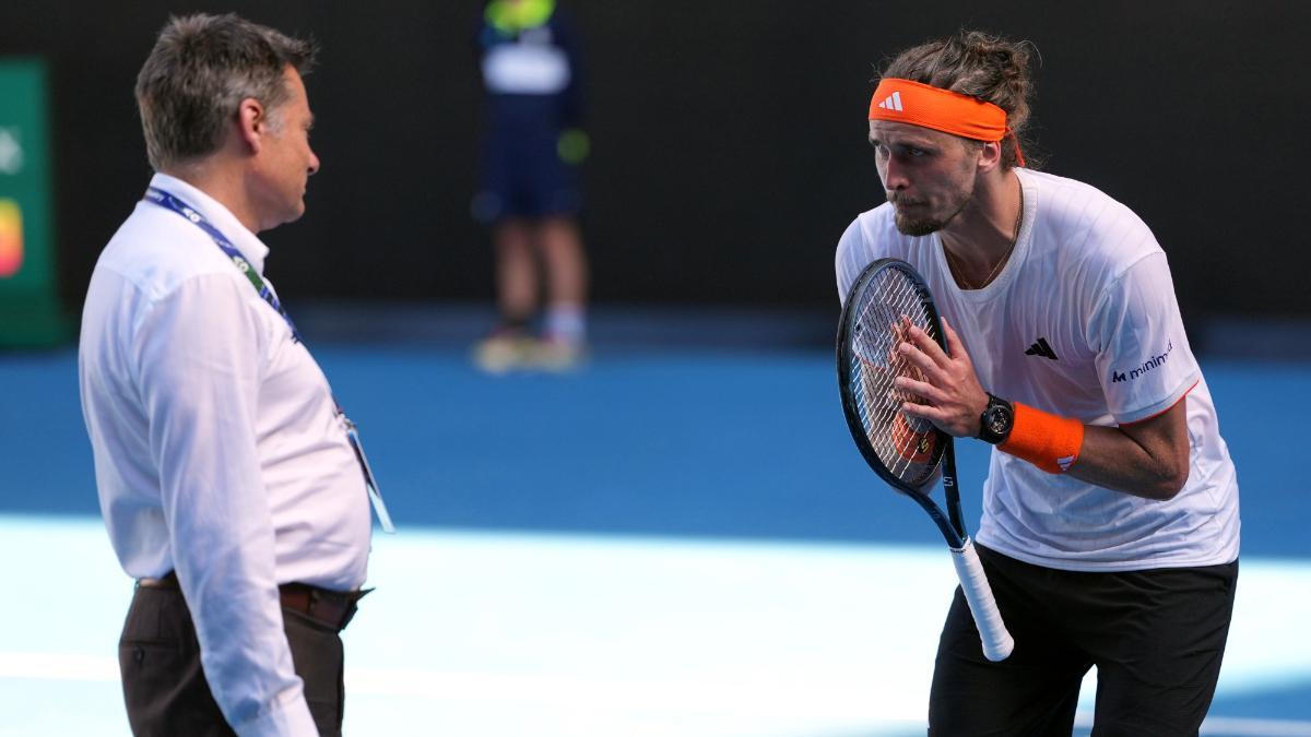 Zverev quejandóse mientras Alcaraz era tratado