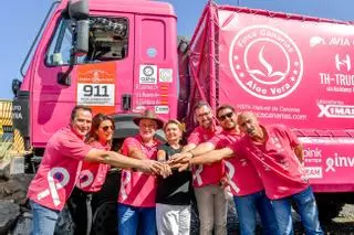 El 'Elefante Rosa' del 'Dakar por la Vida' se presenta en sociedad antes de partir para Arabia Saudí